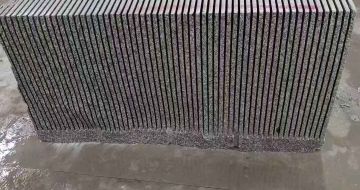 广东芝麻白毛板荒料切割