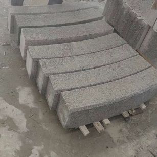 广东芝麻白弧形路牙石