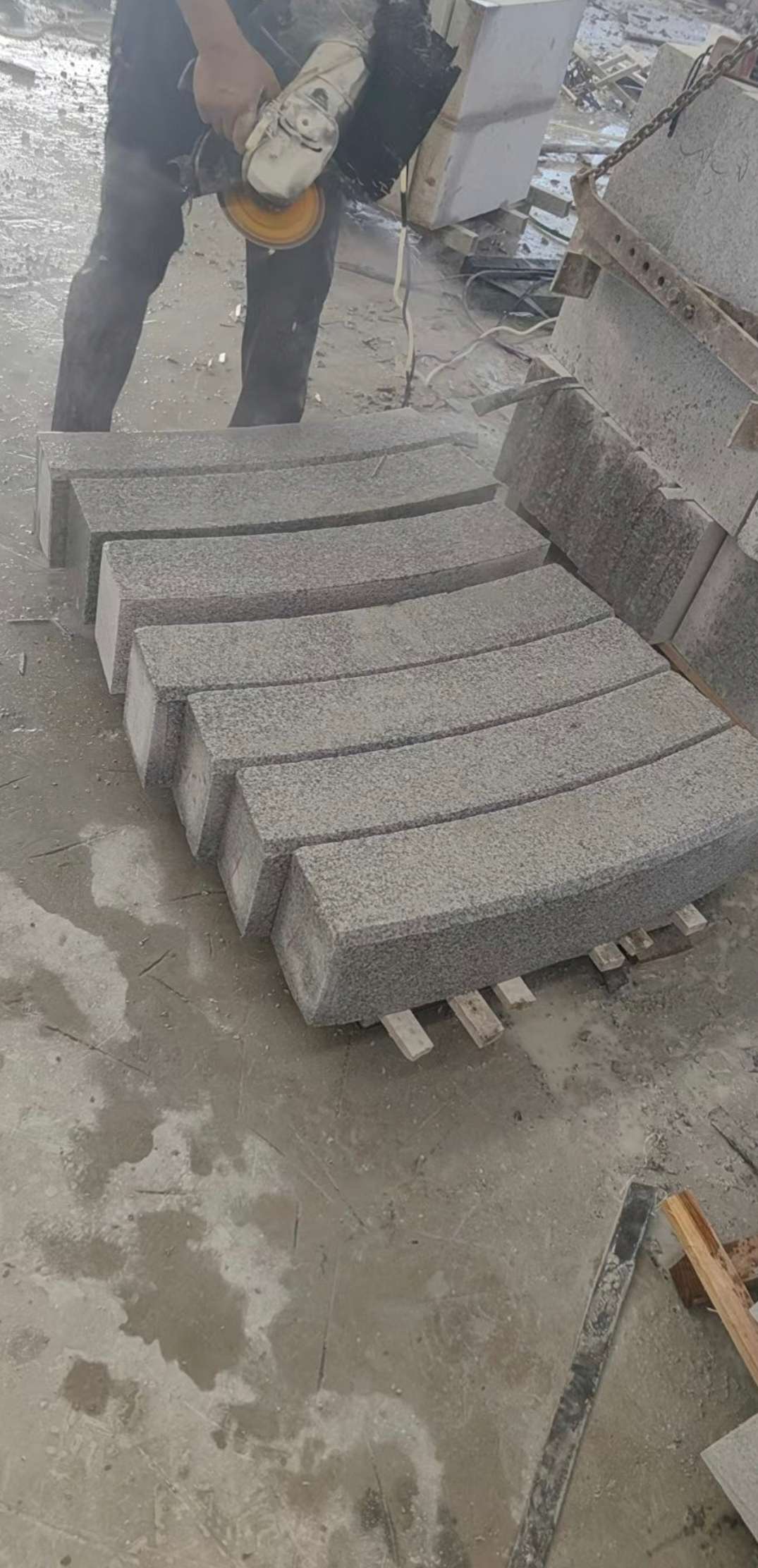 广东芝麻白弧形路牙石